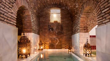 Een stoombad, een Turks bad/hammam, lichaamsbehandelingen