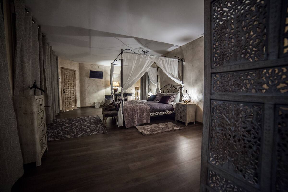 royal double room (azahar) | free minibar, individually decorated, individually furnished, desk