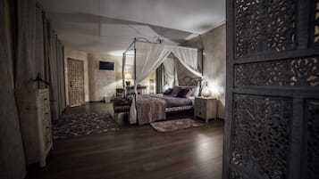 Royal Double Room (Azahar) | Free minibar, individually decorated, individually furnished, desk