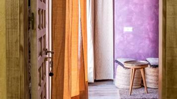 Deluxe tweepersoonskamer | Een gratis minibar, individueel gedecoreerd, individueel gemeubileerd