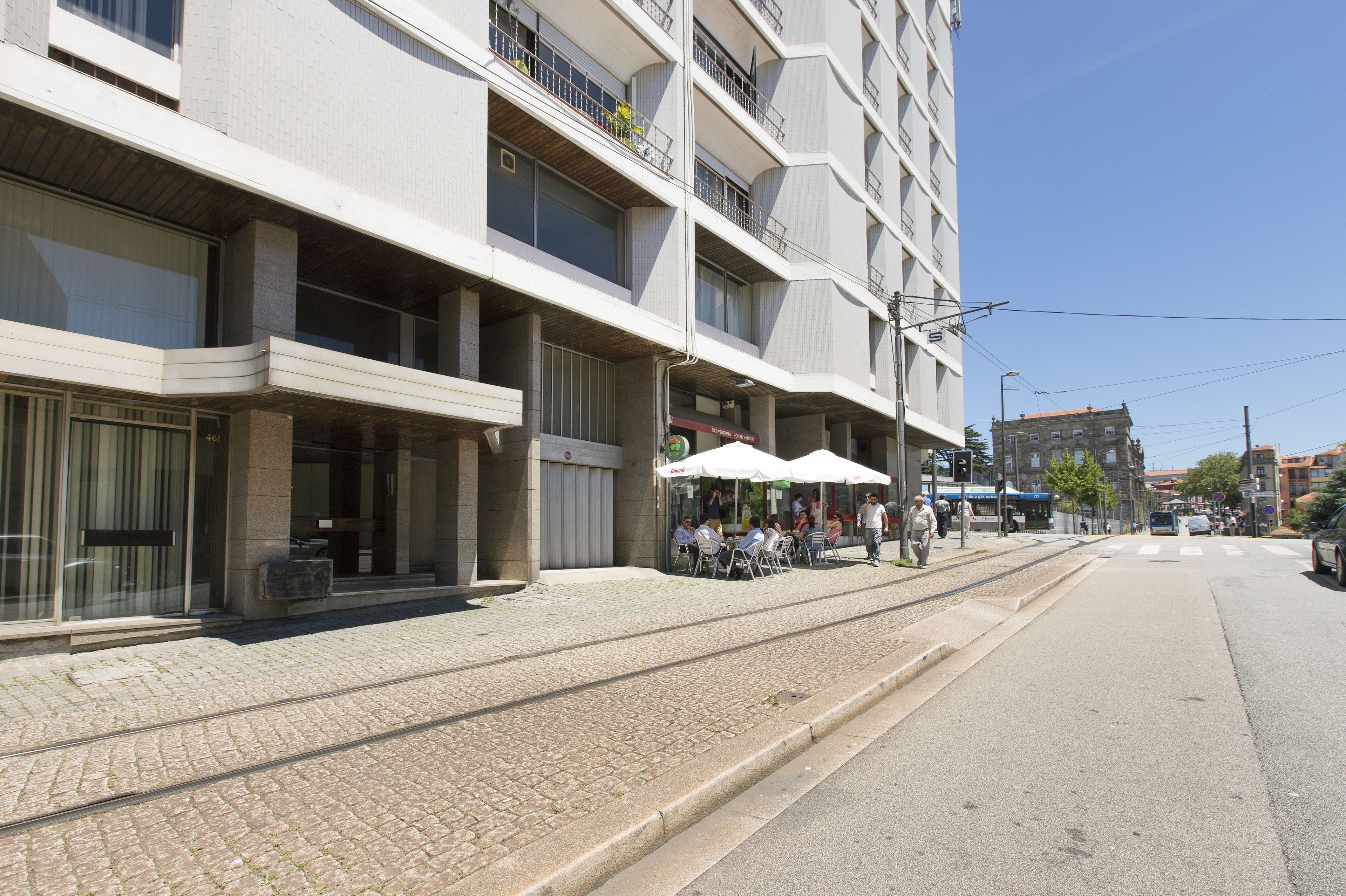 Vista frontal de la propiedad