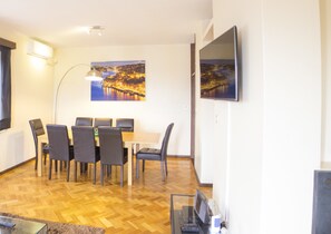 Apartment, 4 Bedrooms | In-room dining