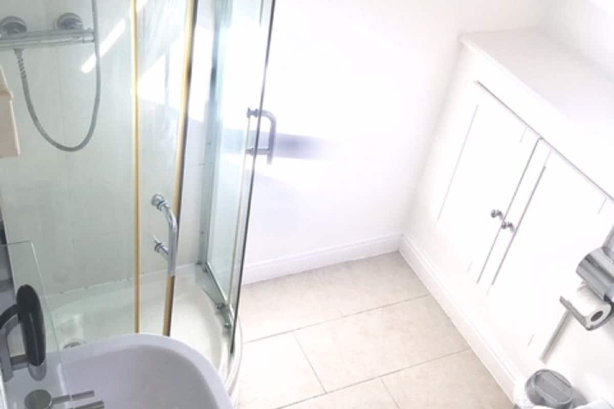 double room | bathroom | shower, free toiletries, hair dryer, towels