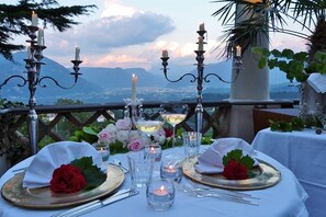 Serveert lunch en diner, regionale gerechten