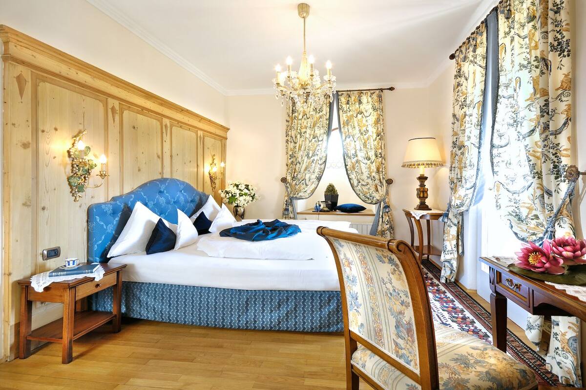 suite | hypo-allergenic bedding, minibar, in-room safe, desk