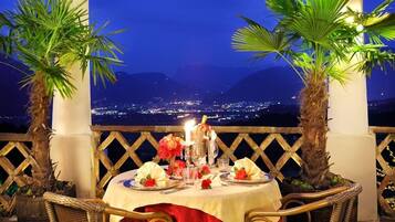 Lunch and dinner served, Regional cuisine