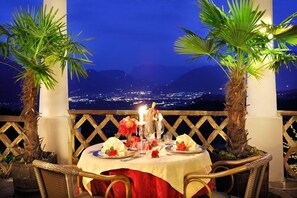 Serveert lunch en diner, regionale gerechten