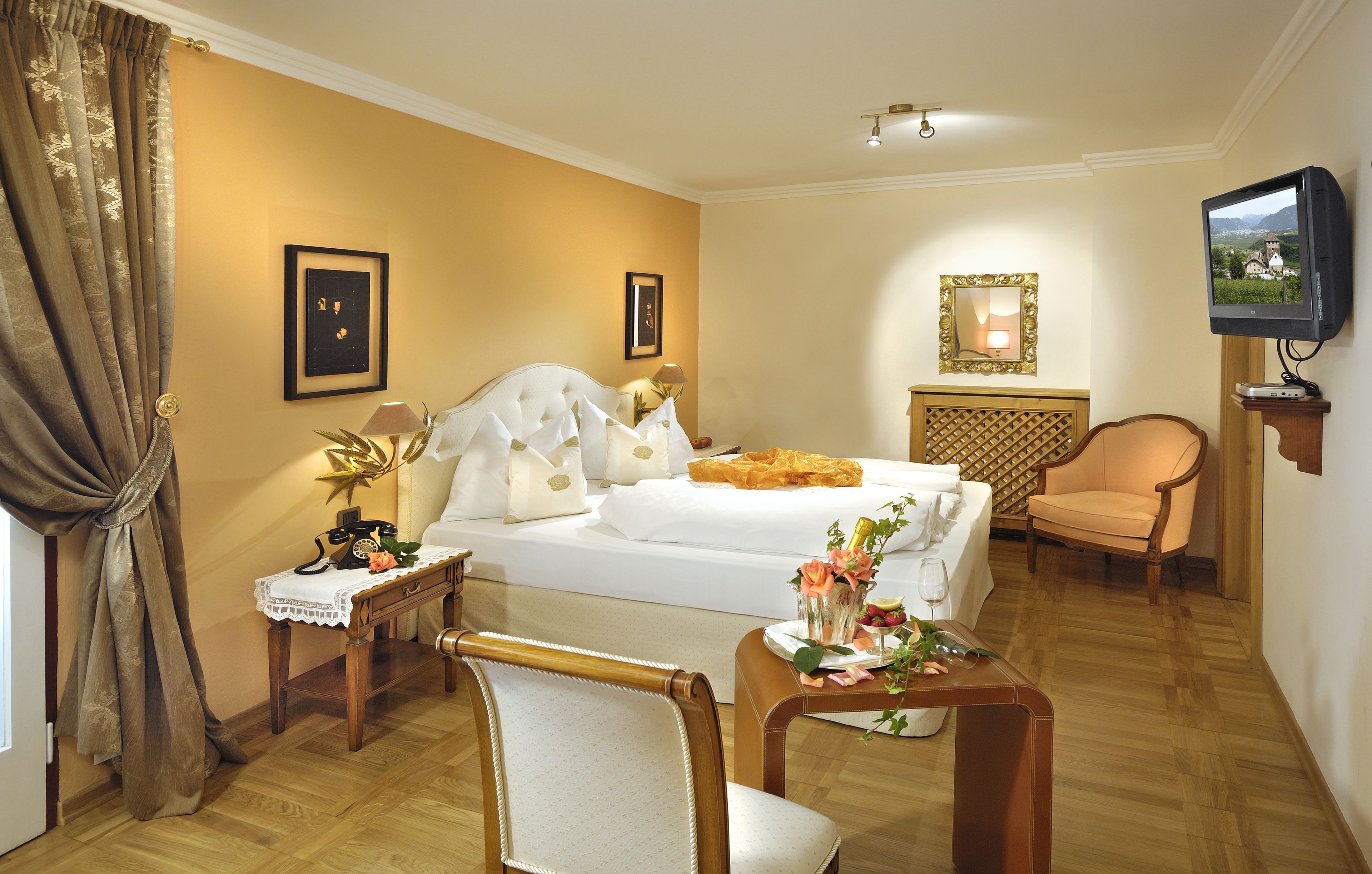 double room | hypo-allergenic bedding, minibar, in-room safe, desk