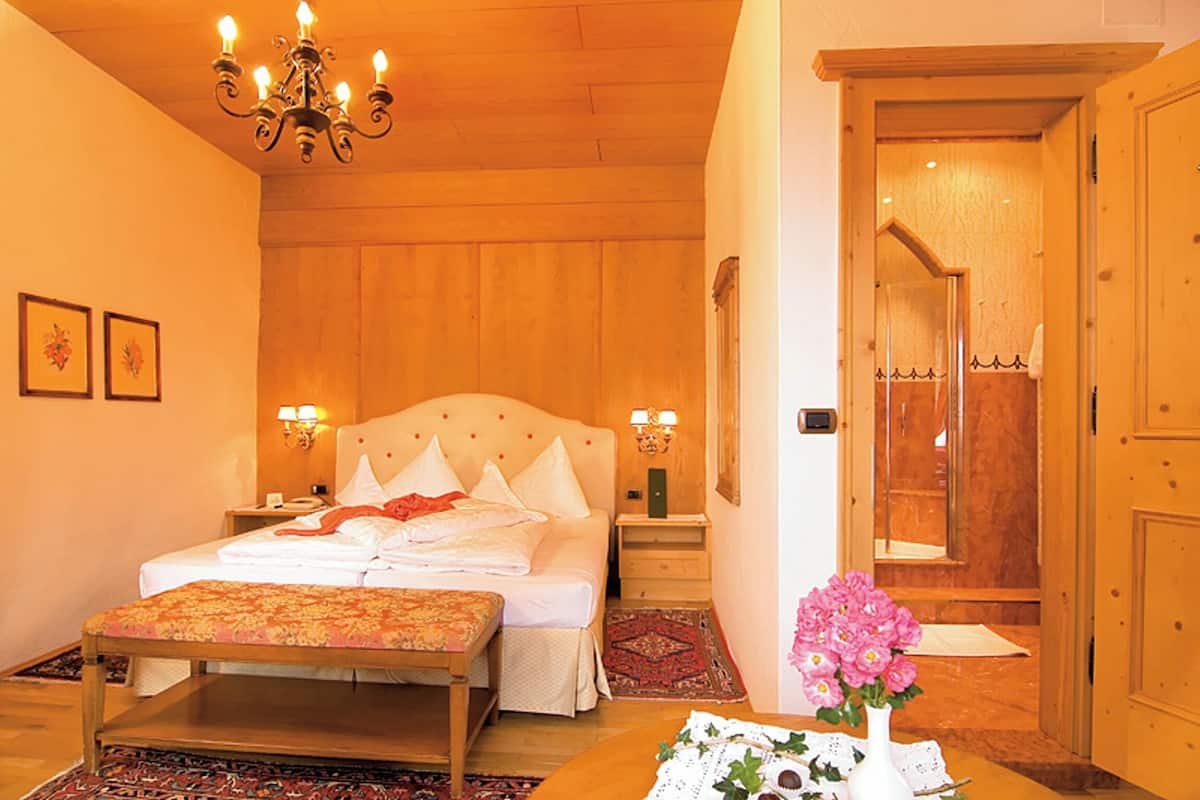 Standard Double Room | Hypo-allergenic bedding, minibar, in-room safe, desk