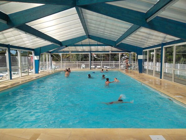 Piscina coberta (horari: 10:30-20:00), para-sols i gandules