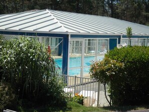 Innenpool, geöffnet von 10:30 Uhr bis 20:00 Uhr, Sonnenschirme
