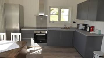 Villa panorámica, 5 habitaciones | Cocina privada | Refrigerador con congelador, microondas, horno y parrilla de estufa