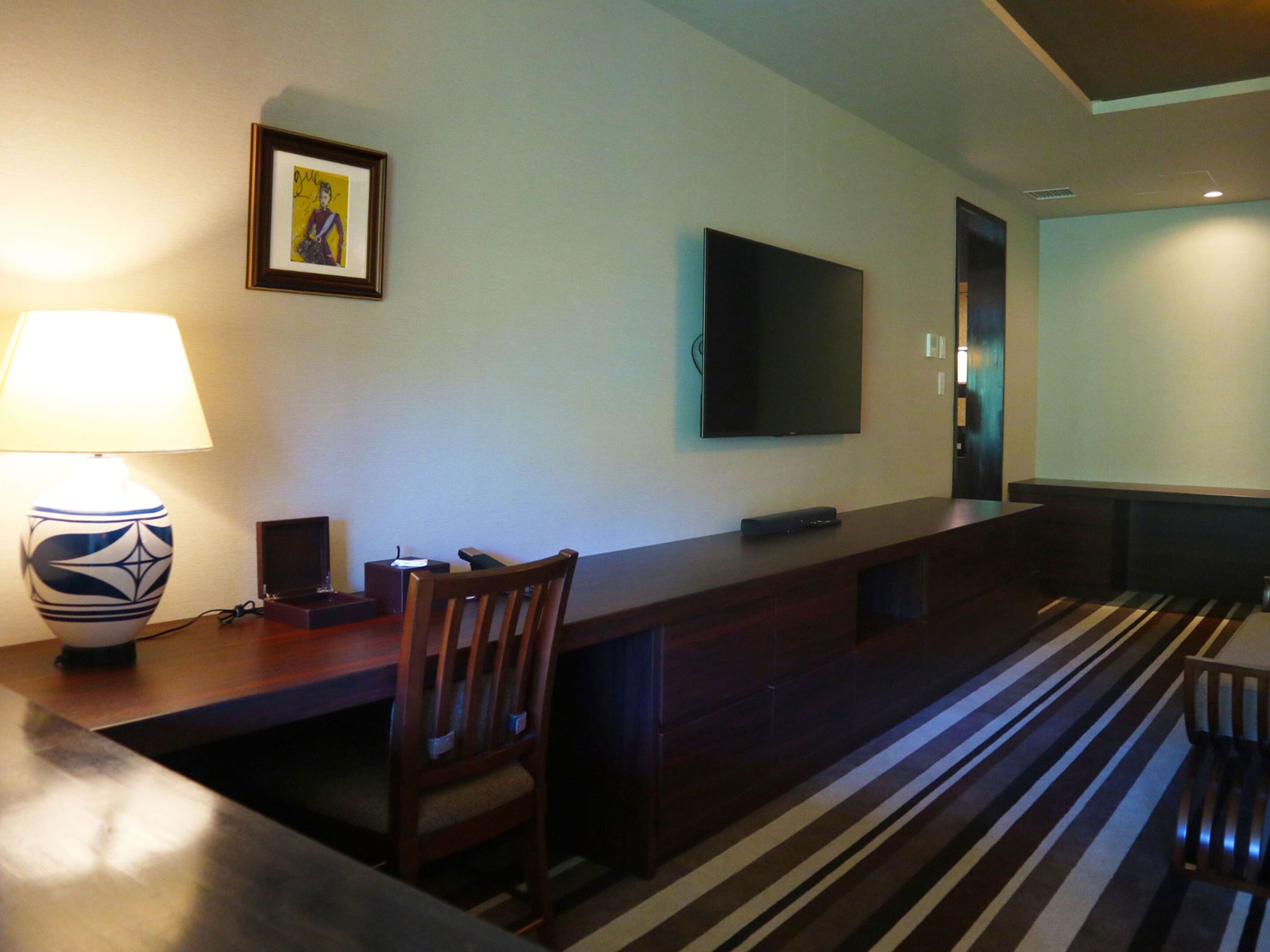 suite, 1 king bed, non smoking (hilltop) | minibar, in-room safe, desk, free wifi