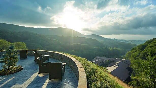 A patio with outdoor furniture overlooking a mountainous landscape. - Le Grand Karuizawa Hotel&Resort (Karuizawa)