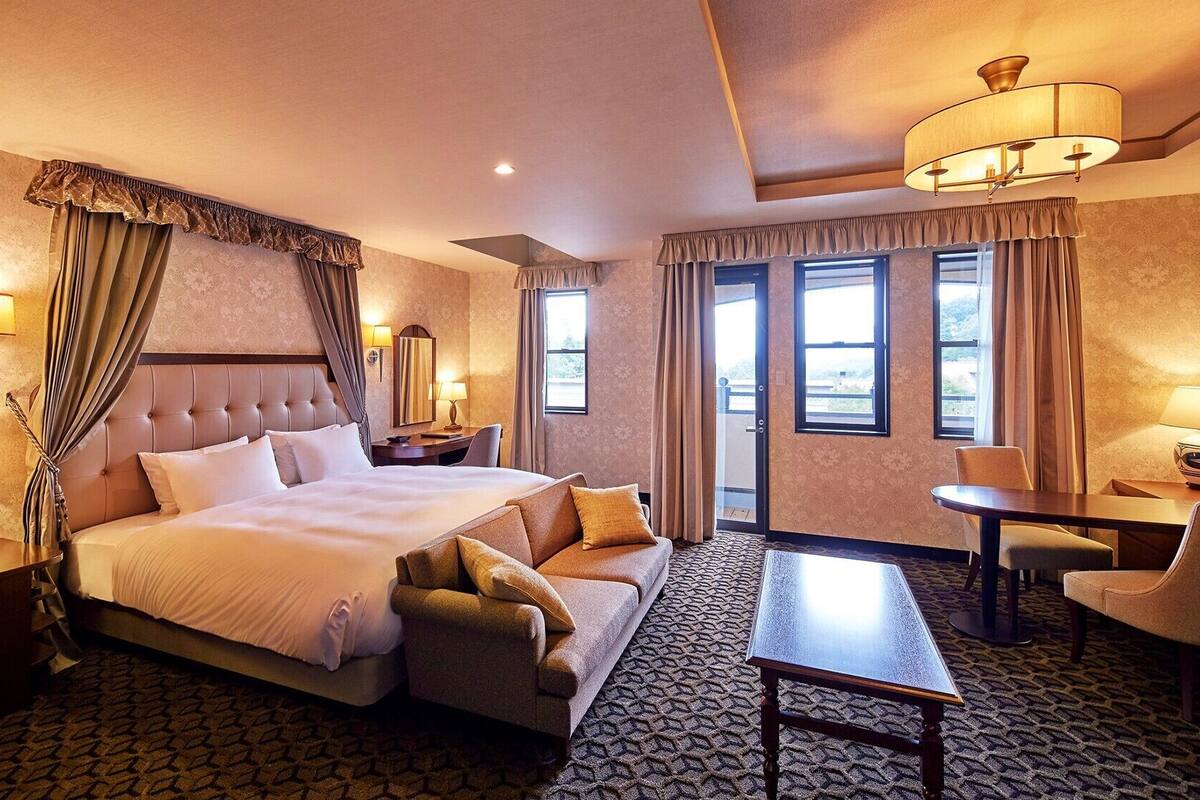 Minibar, in-room safe, desk, free WiFi
