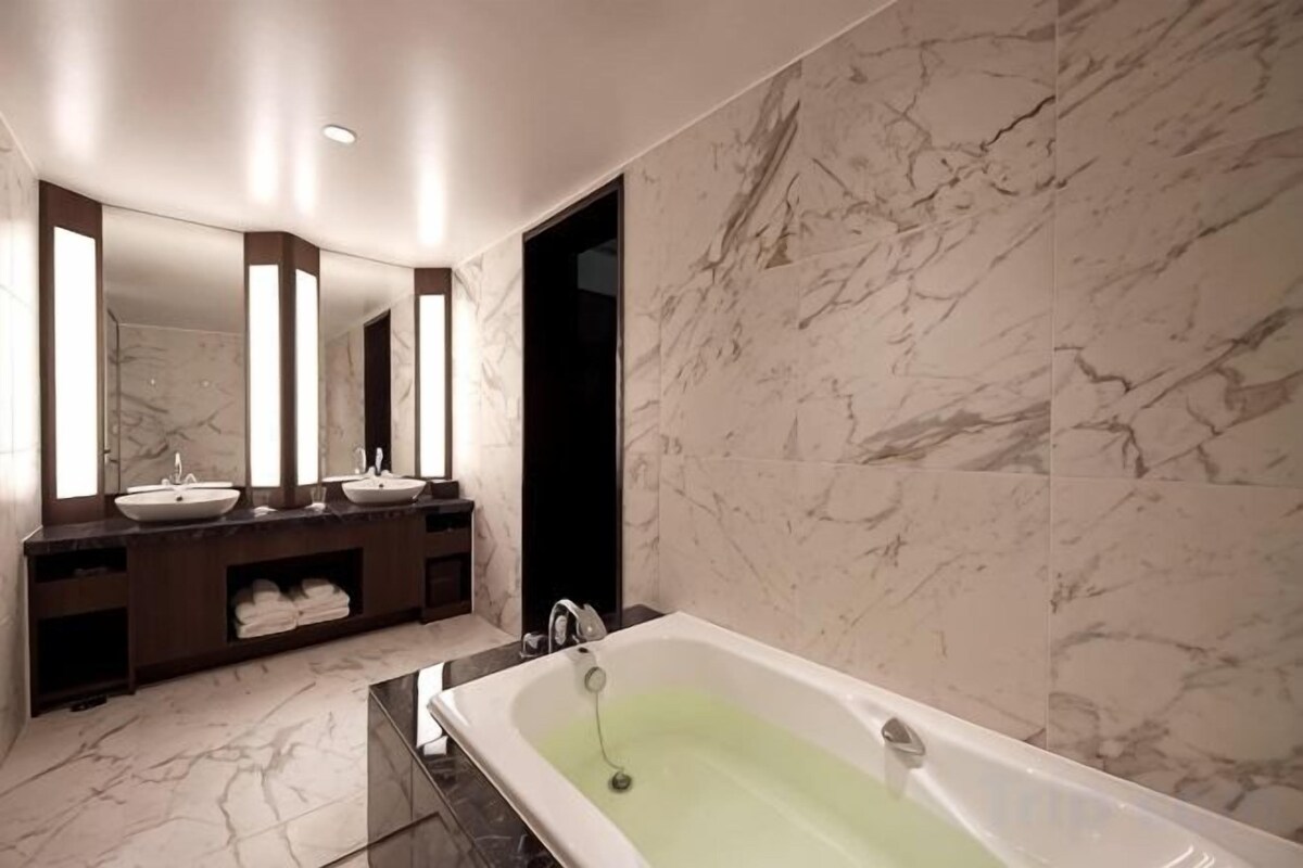 Separate tub and shower, rainfall showerhead, free toiletries