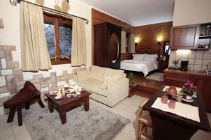 Suíte, lareira, vista para a montanha | Área de estar | TV de tela plana, lareira