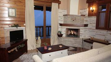 Suite, Fireplace, Mezzanine (Panoramic Mountain View) | Living area | Flat-screen TV, fireplace