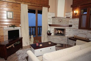 Suíte, lareira, no mezanino (Panoramic Mountain View) | Área de estar | TV de tela plana, lareira