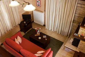 Suite, Kamin, Zwischengeschoss (Panoramic Mountain View) | Wohnbereich | Flachbildfernseher, Kamin