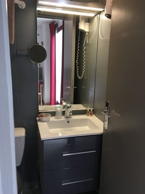 Quadruple Room | Bathroom - Hotel Restaurant La Source (Allos)