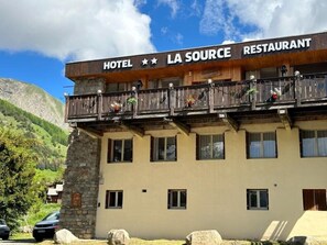 Front of property - Hotel Restaurant La Source (Allos)