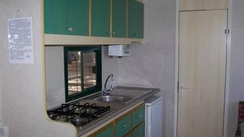 Casa rodante, 2 habitaciones, cocineta | Cocineta privada | Refrigerador, parrilla de estufa y cafetera y tetera
