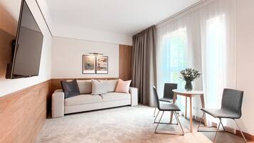 Deluxe Apartment (Marii Ludwiki 8) | Living room | Flat-screen TV