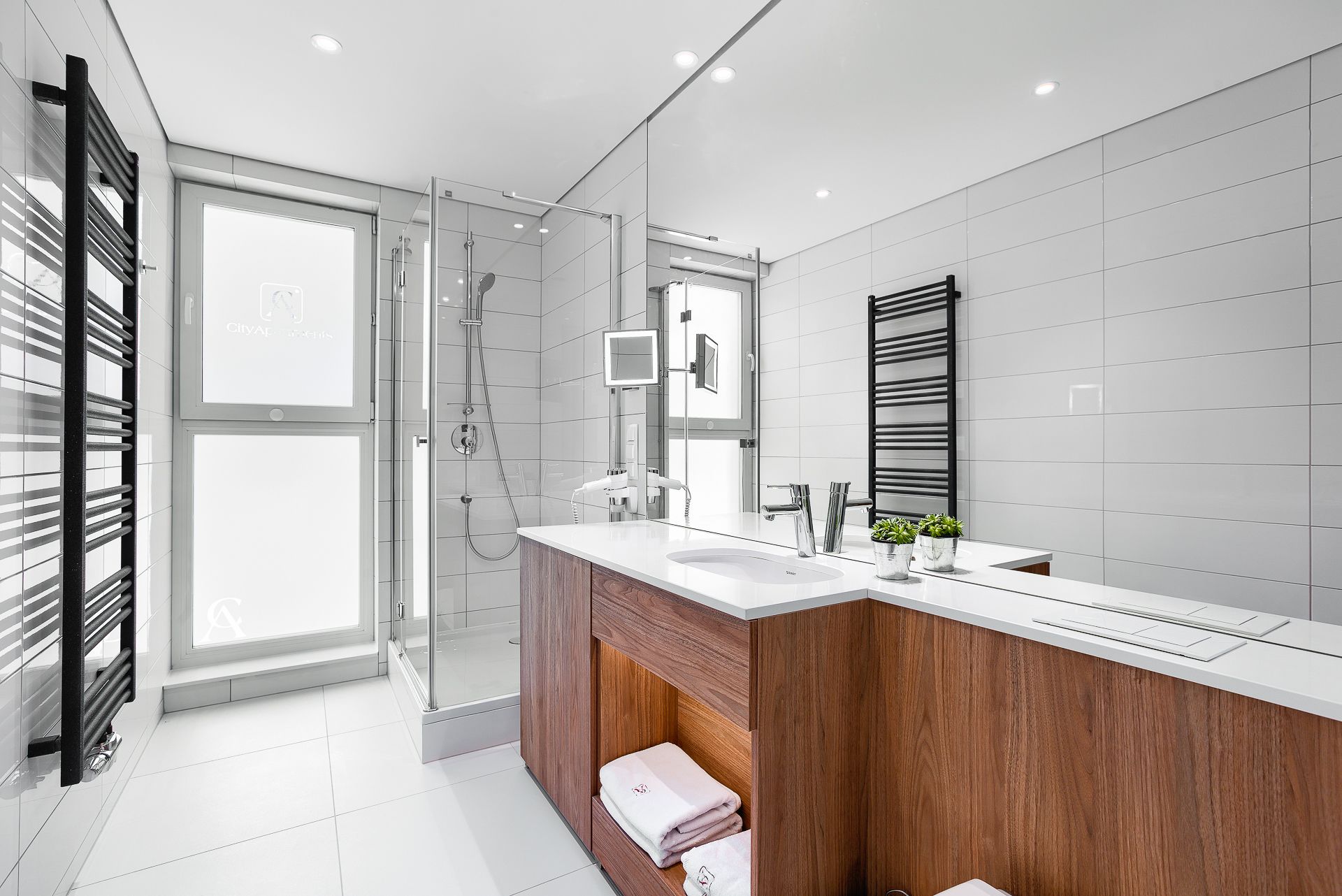 Estudio Deluxe (Marii Ludwiki 7) | Baño | Ducha, artículos de higiene personal de diseño y secador de pelo