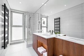 Studio Deluks (Marii Ludwiki 7) | Kamar mandi | Shower, perlengkapan mandi desainer, pengering rambut, dan jubah mandi