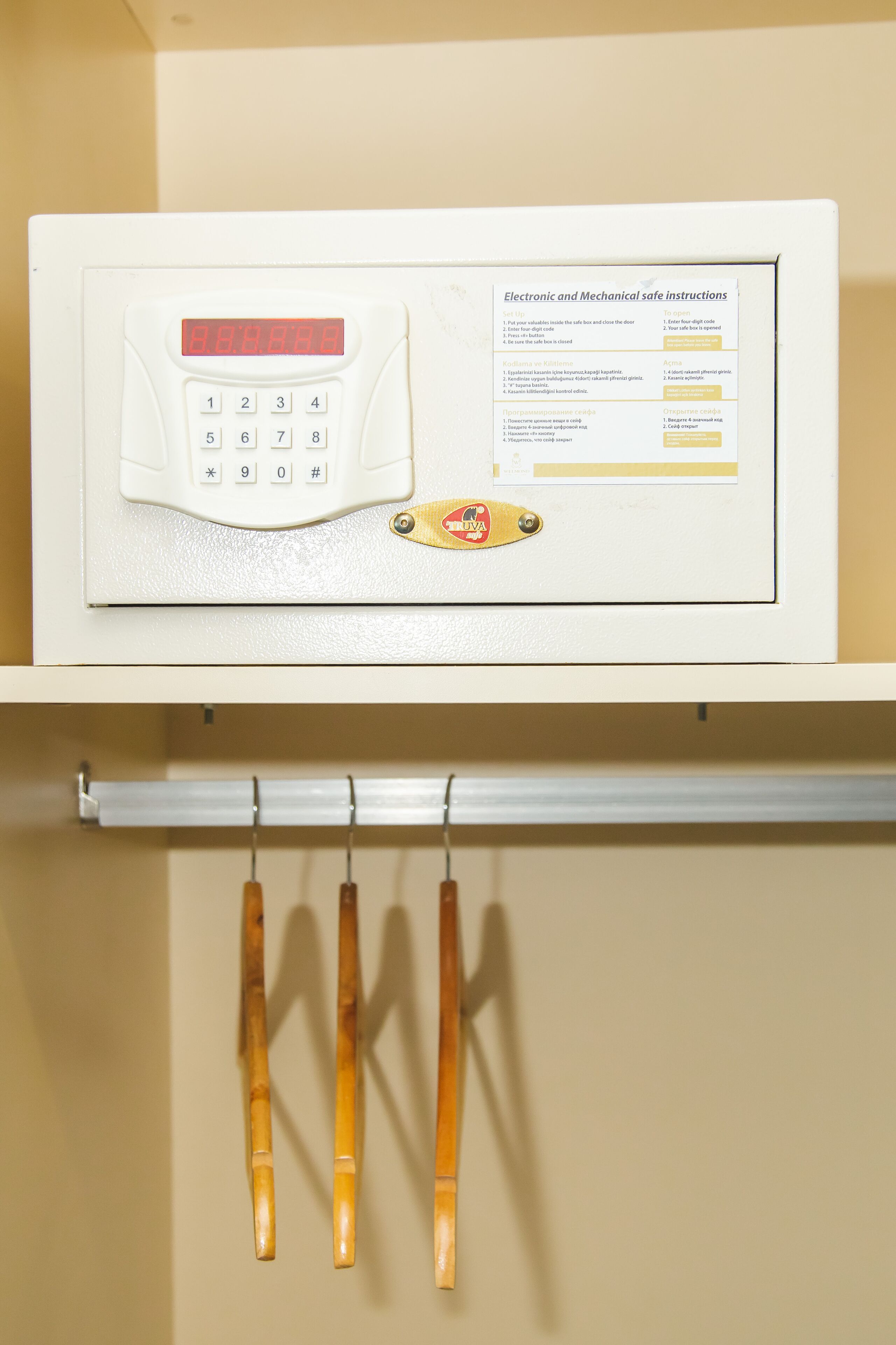 Un microondas con pantalla digital y una hoja de instrucciones de seguridad.