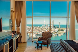 Suite junior, vistas al mar | Edredones de plumas, colchones Select Comfort, minibar y caja fuerte