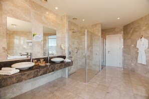 Executive Suite | Bathroom | Free toiletries, hair dryer, bathrobes, slippers - JRW Welmond Hotel & Casino Batumi (Batumi)