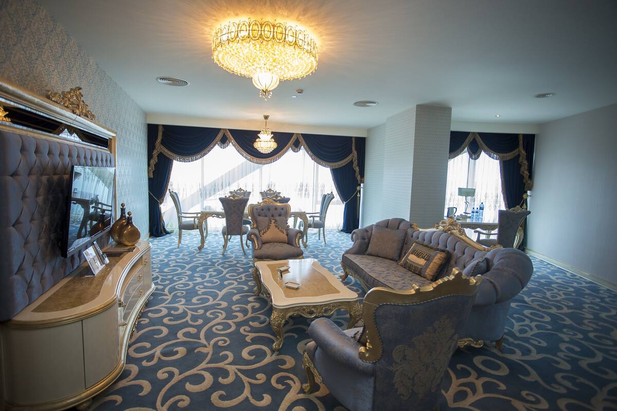 Presidential-Suite | Wohnbereich | 34-Zoll-Flachbildfernseher mit Kabelempfang, Fernseher