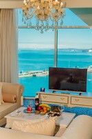 Suite ejecutiva | Zona de estar | Televisión de pantalla plana de 34 pulgadas con canales por cable