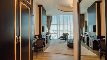 Suite junior, vistas al mar | Edredones de plumas, colchones Select Comfort, minibar y caja fuerte
