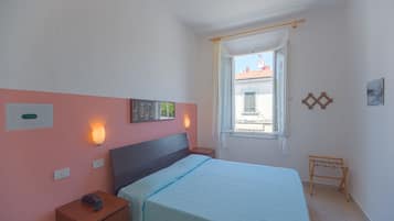 Triple Room, 1 Bedroom | Minibar, in-room safe, desk, free WiFi