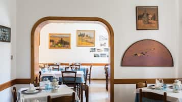Se sirven almuerzos y cenas, cocina italiana
