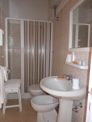 Dusche, kostenlose Toilettenartikel, Haartrockner, Bidet