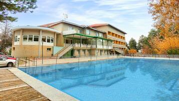 Kolam renang indoor dan kolam renang outdoor musiman