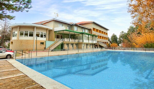Piscine couverte, piscine extérieure (ouverte en saison)
