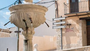 Un edificio de piedra tradicional con un letrero que dice "Hotel Palatrona".