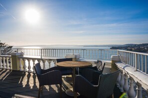 พาโนรามิกอพาร์ทเมนท์, ระเบียง, วิวทะเล (Premier Apartment 10) | ระเบียง