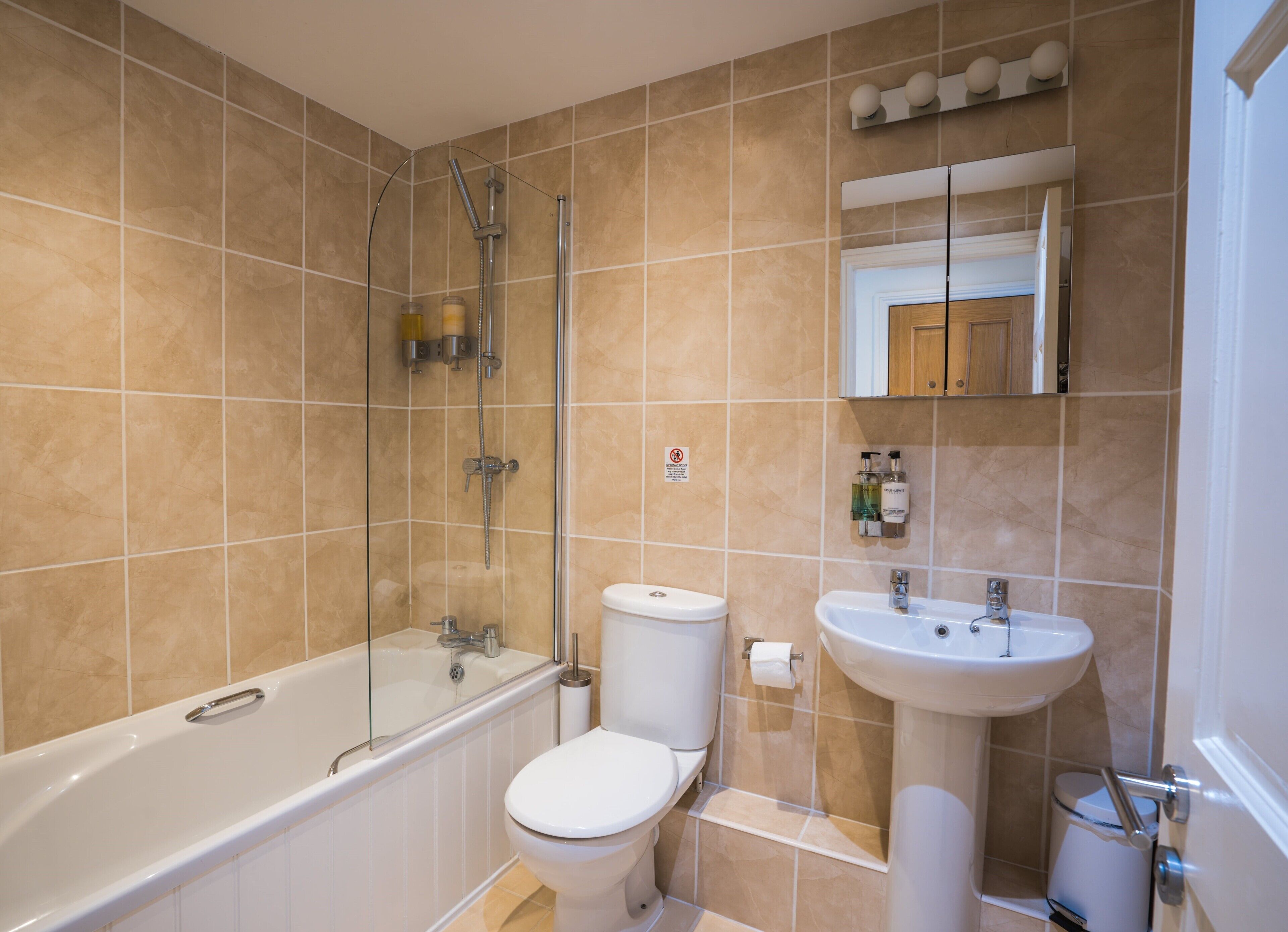 Un baño moderno con bañera, inodoro y lavamanos.