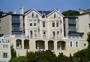 Front of property - Astor House (Torquay)