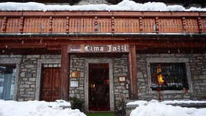 Un bâtiment en pierre doté d’un balcon en bois et d’une enseigne indiquant : « Résidence Cimma Jazzi ».