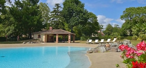 Una piscina al aire libre