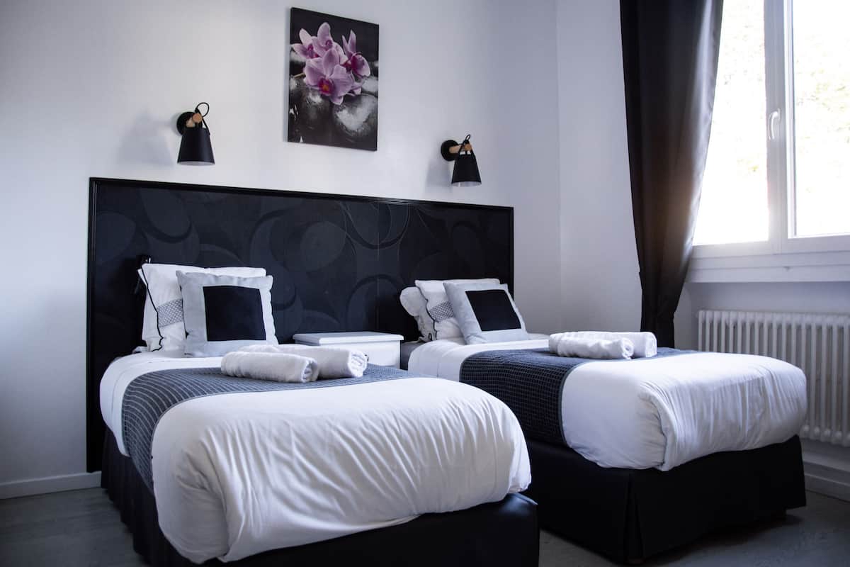 twin room | desk, soundproofing, iron/ironing board, free cots/infant beds