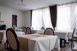 Daily buffet breakfast for a fee - Hôtel Le Tivoli Théopolis (Sisteron)