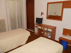 Free WiFi, bed sheets - Hotel Italia (Ancona)